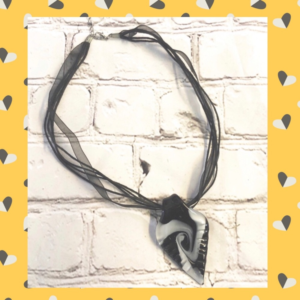 EUC GORGEOUS BLACK STATEMENT NECKLACE